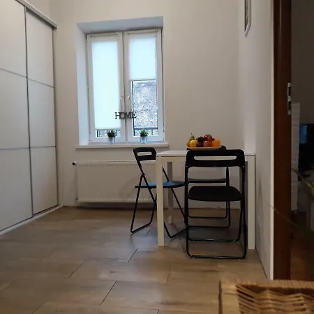 Happy Apartment, Appartement